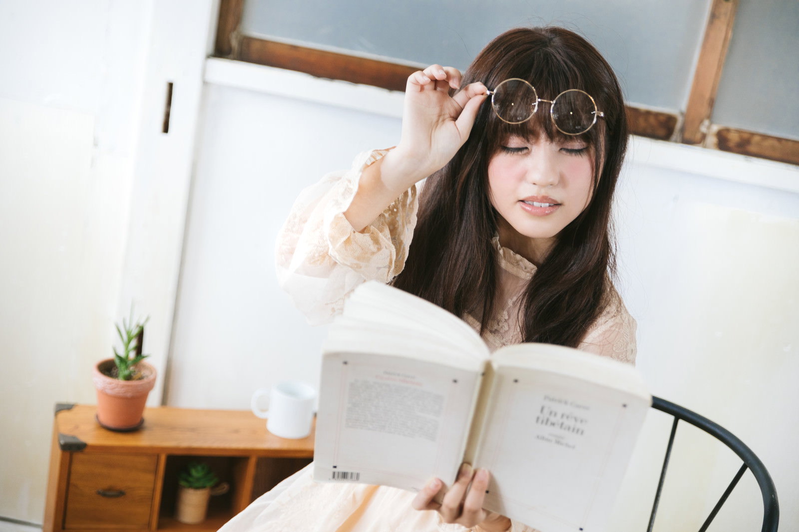 眼鏡をかけて本を読んでいる女性［モデル：河村友歌］