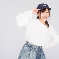 紺色キャップをかぶったポップでキュートな女子大生の写真
