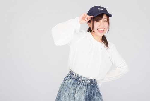 紺色キャップをかぶったポップでキュートな女子大生