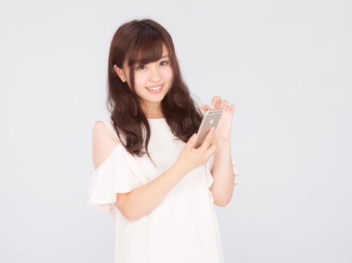 新しいアプリを宣伝するキラキラ女子とスマホ