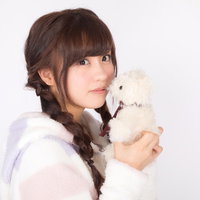 白いパジャマ姿でテディーベアにキスをする三つ編み女子の写真