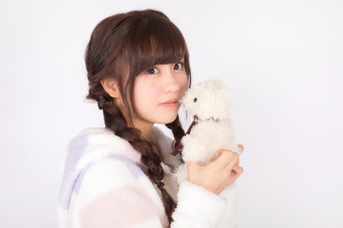 白いパジャマ姿でテディーベアにキスをする三つ編み女子