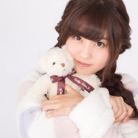 白いパジャマ姿で大好きなテディーベアを抱きしめる女性の写真