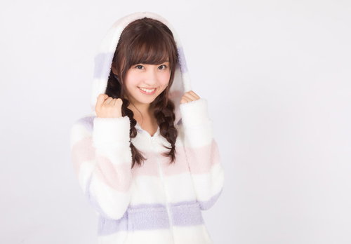 ボーダールームウェアのフードをかぶって笑顔を見せる女性