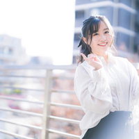 このアプリがナンバーワンと自撮りする女性の写真