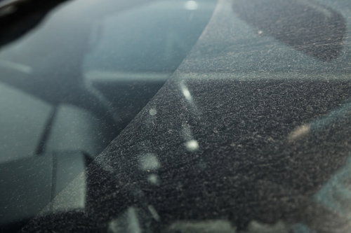 フロントガラスにうっすら積もる火山灰と汚れ