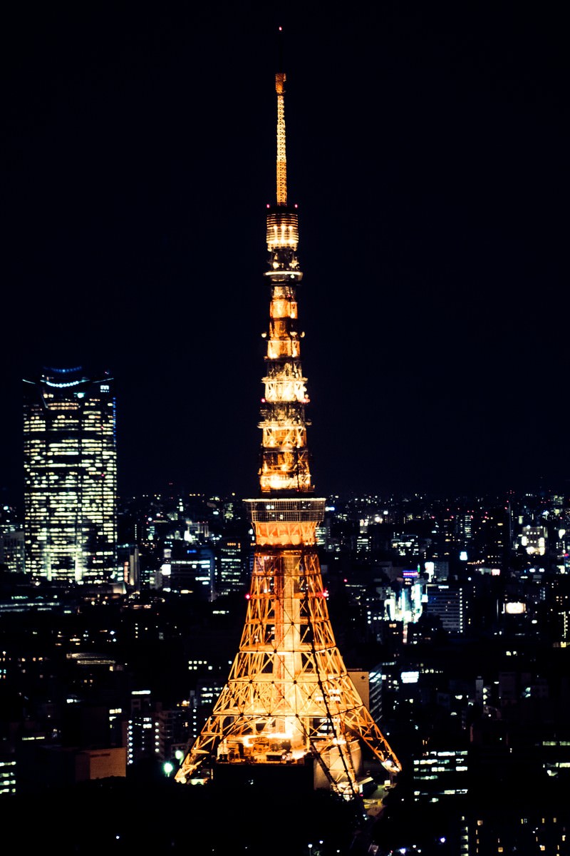 夜空に映えるオレンジ色にライトアップされた東京タワーと都心の高層ビル群