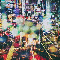 ネオンと車のライトが交差する雑多な街のフォトモンタージュの写真