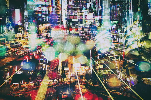 ネオンと車のライトが交差する雑多な街のフォトモンタージュ