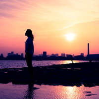 夕暮れの都市が反転するデジタル加工の写真