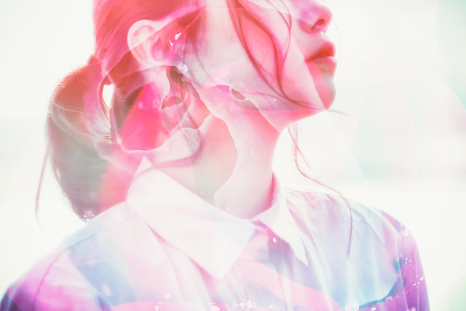 薔薇と女性の横顔を重ね合わせたピンク調のフォトモンタージュ