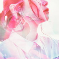 ピンクの薔薇と女性の横顔が重なる恋の誓いの写真