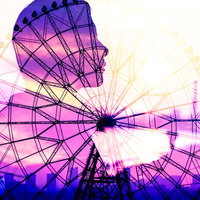 夕暮れの紫色の空に映る観覧車と手をつなぐ君のシルエットの写真