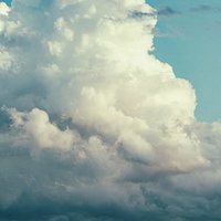 ゲリラ豪雨の前兆、都市部に立ち上がる大きな入道雲の写真