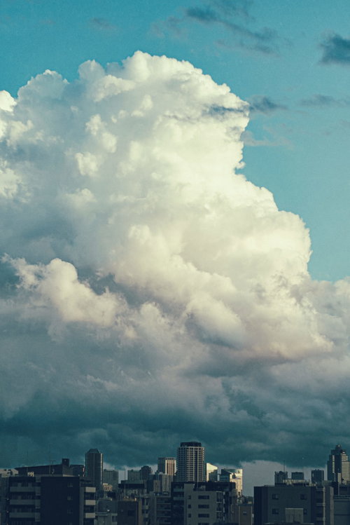 ゲリラ豪雨の前兆、都市部に立ち上がる大きな入道雲