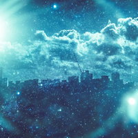 街並みのシルエットと星座が輝く夜空のフォトモンタージュの写真