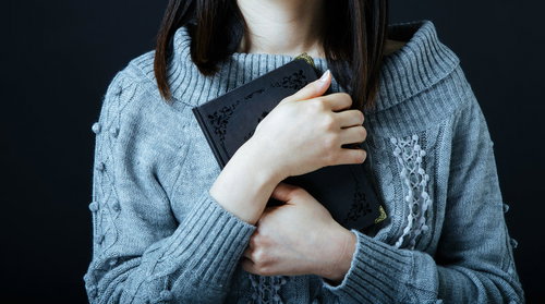 大切な思い出ノートを抱きしめる女性の切ない瞬間