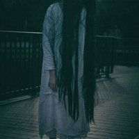 屋外デッキに這いつくばるホラーの女性の写真