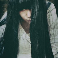 睨みつける貞子もどきが暗闇の階段に立つの写真