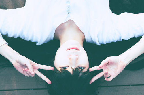 白い衣装でいえーい、両手のダブルピースを決める女性