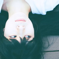 指差してリアクションする男性の写真