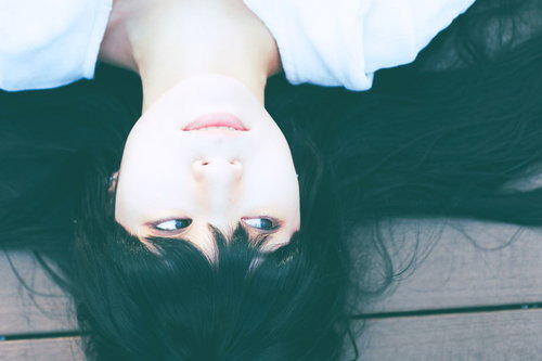 指差してリアクションする男性