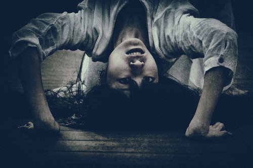 悪魔祓い前の逆さ女性、暗がりでのブリッジ歩き