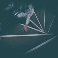 暗い螺旋階段を這う追跡者｜怨念に取り憑かれた女性の写真