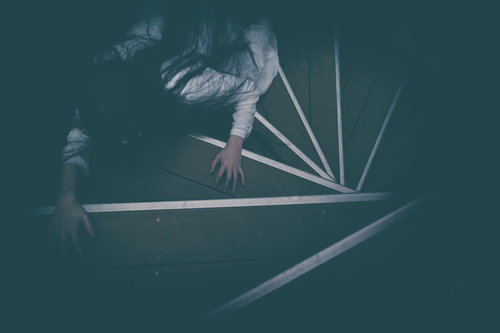 暗い螺旋階段を這う追跡者｜怨念に取り憑かれた女性