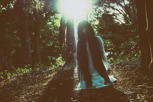 膝をついて恨めしい表情でこちらを見つめる女性