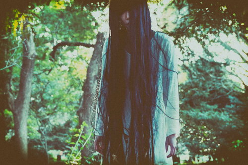 不気味な森ガールの怨念と戦慄