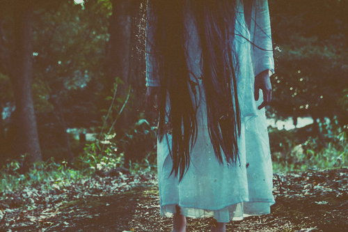 立ち上がりゆっくりとこちらに近づこうとする女性の足元