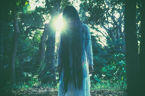 白装束を着た女性霊の深い怨念と恨みが満ちた戦慄のホラー表現