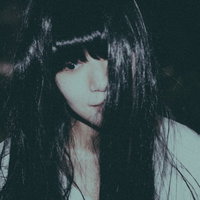 虚ろな表情の長い黒髪の女性の顔アップ、怨念と不安が漂うの写真