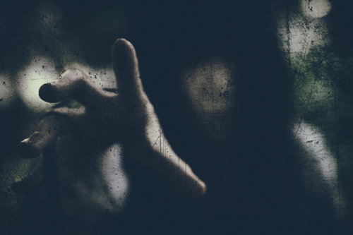 暗闇に浮かぶ呪いの瞬間、女性の手～生霊の怨念が宿る心霊