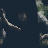 暗闇で呪いをかける女性の手と怨念の恐怖表現の写真