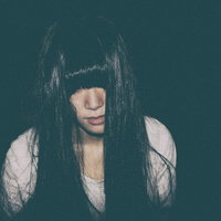 長い黒髪で顔を覆い恨み晴らします女性の怨念の姿の写真