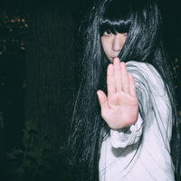 暗闇で悪魔祓いする術師の女性が強力な力を放出する瞬間の写真