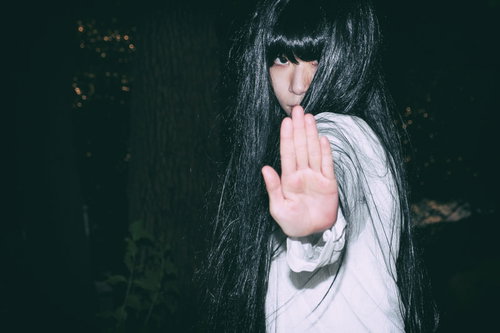 暗闇で悪魔祓いする術師の女性が強力な力を放出する瞬間