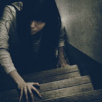 許さない 絶対に ユルサナイ―階段から見上げる女性の写真