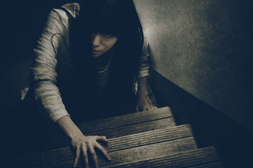 許さない 絶対に ユルサナイ―階段から見上げる女性