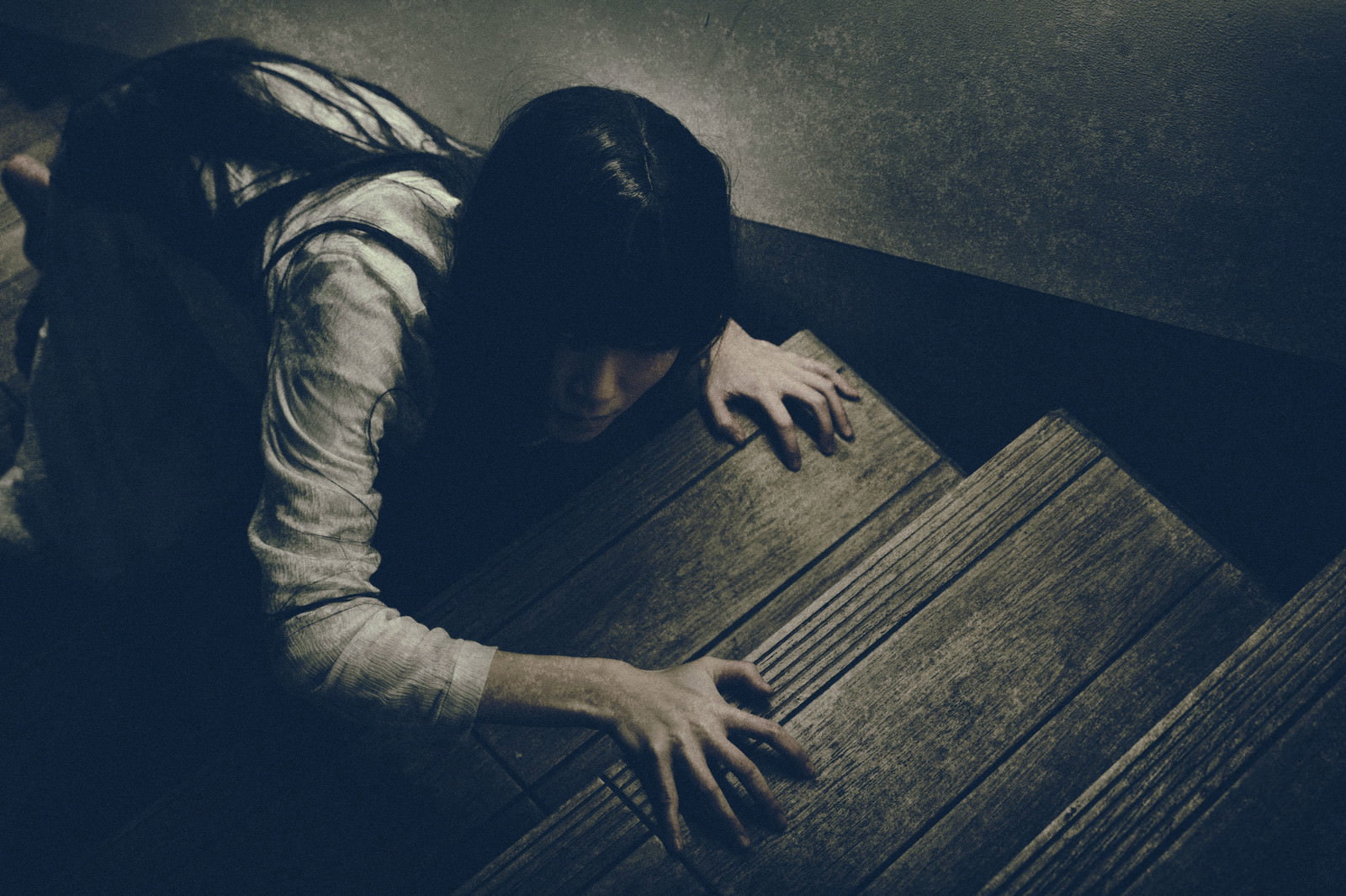 暗い室内の床に座り俯く人物［モデル：緋真煉］