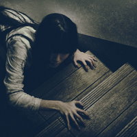 自動追尾モード、階段を見上げる女性のシルエット（ホラー）の写真