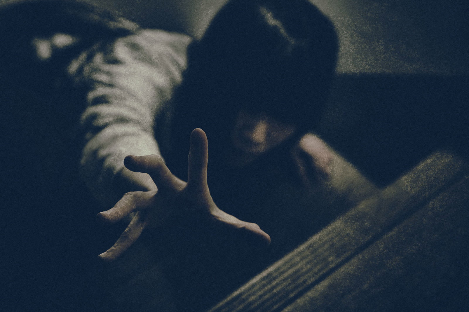 暗闇の中を這いつくばって追いかけてくる女性の生霊［モデル：緋真煉］