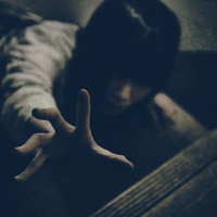 地の底までも追いかけてくる女性の生霊が這いつくばるの写真