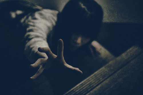 地の底までも追いかけてくる女性の生霊が這いつくばる