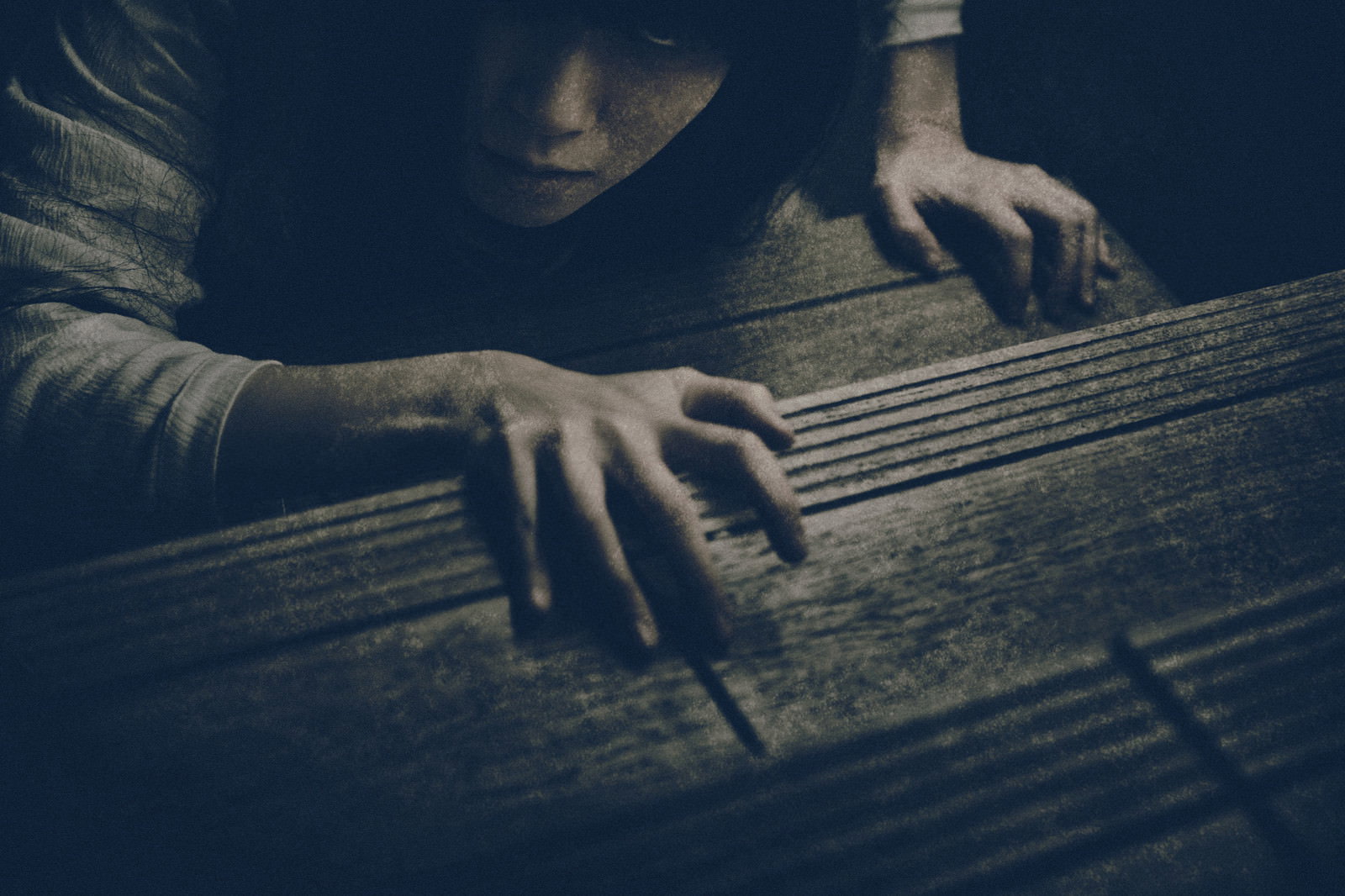 暗い階段で爪を立てて睨みつける女性を下から見上げたアングル［モデル：緋真煉］