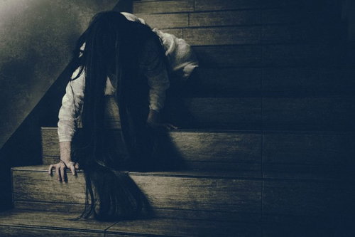 薄暗い木製の階段を這って降りてくる長い黒髪の女性