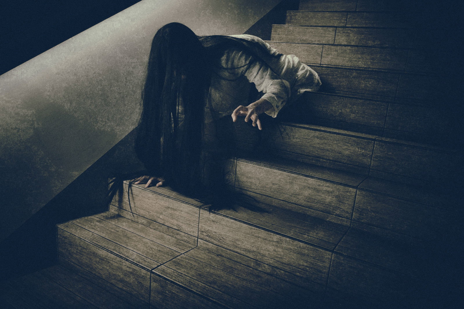 階段を下りる長い黒髪の女性、髪が足元まで垂れ下がっている［モデル：緋真煉］