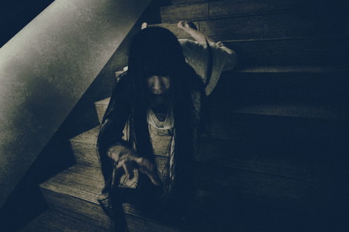 薄暗い階段を這い降りながらこちらに手を伸ばす女性